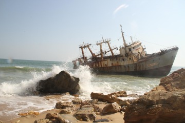 Vraky lodí a minulost rozpuštěná v moři (Angola)