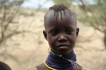 Vyčerpaní, ohluchlí a zaprášení v luxusním hotelu na rovníku (Keňa)