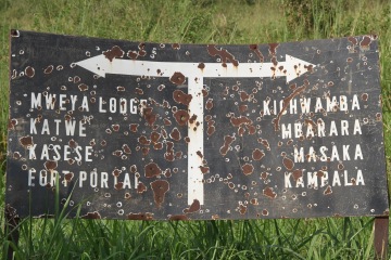 Přepadení u snídaně a přejezd do Ugandy